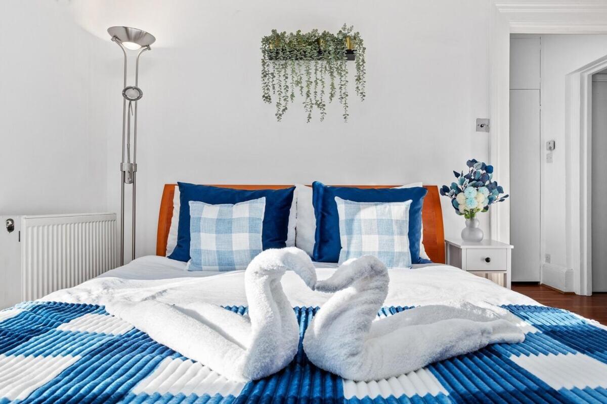 Balcony Blue Theme 1 Bedroom Central London Luxury Flat Near Hyde Park! Accommodates Up To 6! Double Sofa Bed And Next To Station! Bagian luar foto